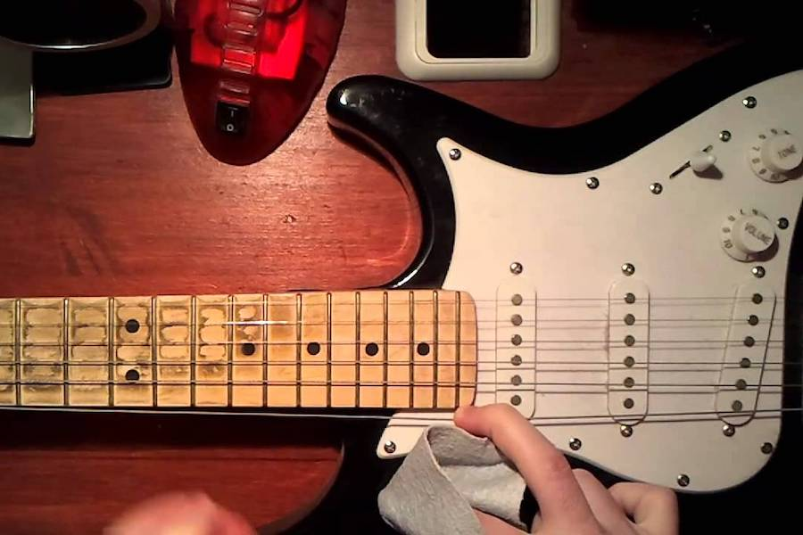 How to use lemon oil for fretboard ? 